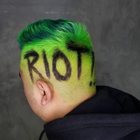 Zelené vlasy s vlasovým graffiti