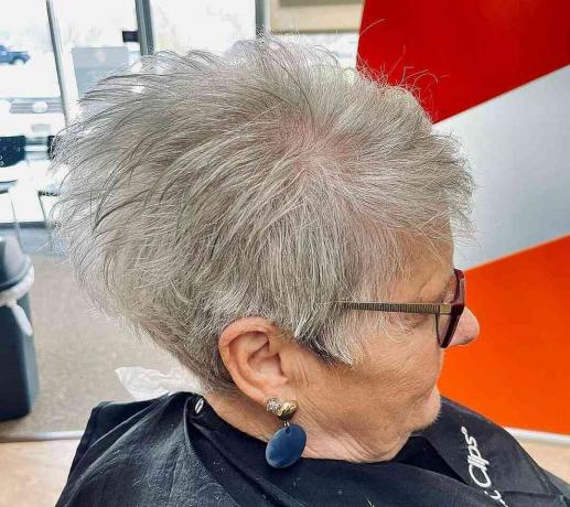 Labai trumpas kirpimas ploniems plaukams moterims po 60 metų