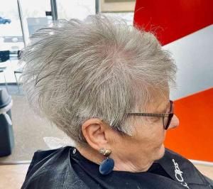 15 flatterende korte frisyrer for kvinner i 60-årene med grått hår