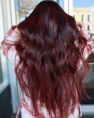 Długie ciemne włosy z rudym balayage