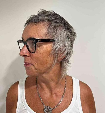 Super Short Pixie Shag em mulheres mais velhas de 60 anos com óculos