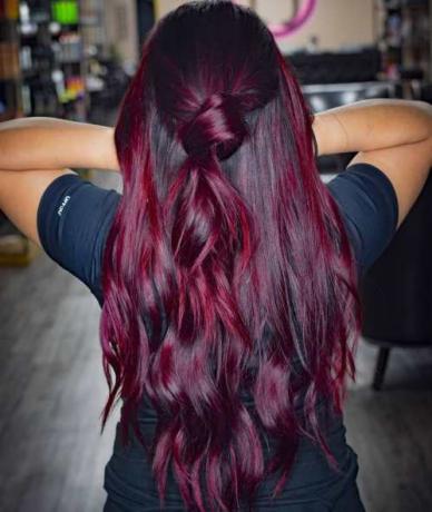 Dunkles Haar mit leuchtenden burgunderroten Highlights
