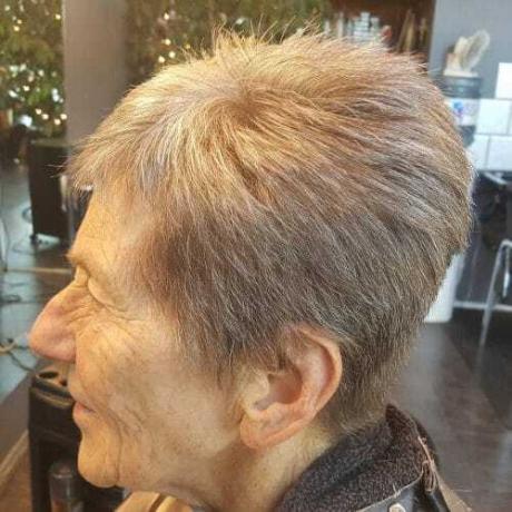 Lengvos elegancijos šukuosena vyresnio amžiaus moteriai