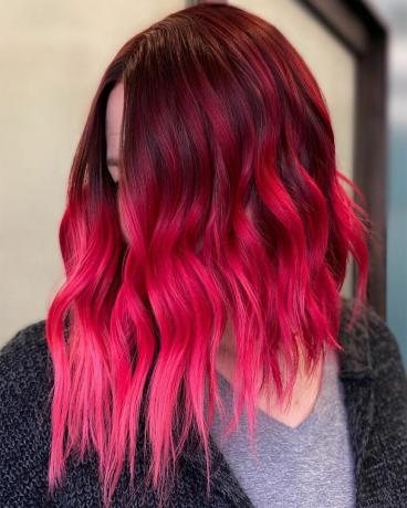 ネオンピンクのハイライトと濃い赤髪