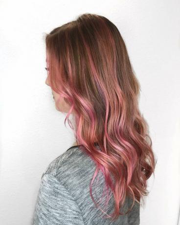 밝은 핑크색 하이라이트가있는 갈색 머리