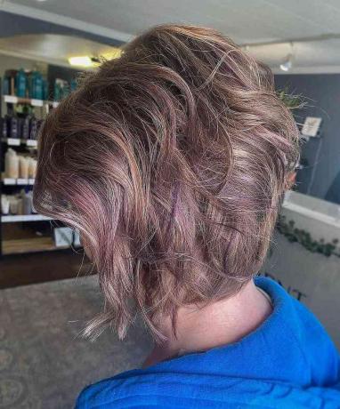 Rövid világosbarna réteges haj lila kiemeléssel