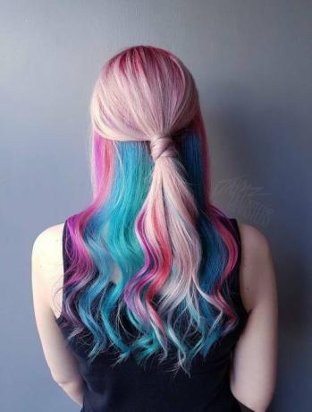 Pastellinpunaiset ja siniset hiukset