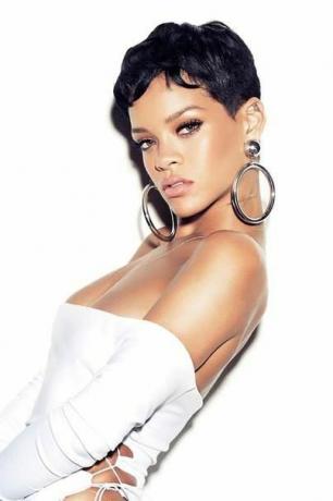 Cabelo extra curto de Rihanna com ondas