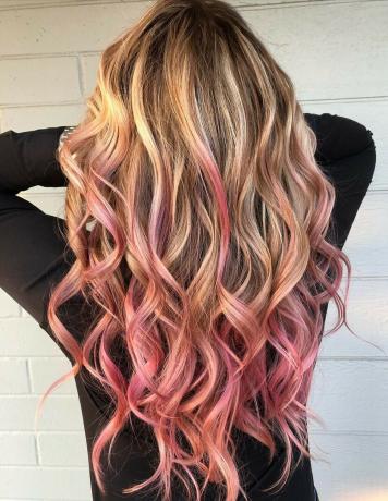 Longs cheveux blonds avec des pointes roses
