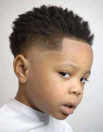 Corte de pelo de niño afro con alineación y desvanecimiento del templo