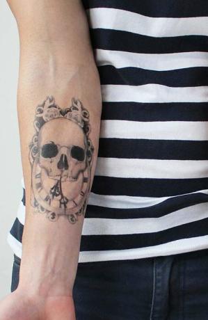 Tetování lebky na předloktí