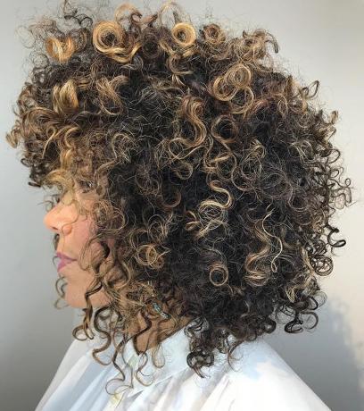 საშუალო ხაზგასმული თმის ვარცხნილობა ბუნებრივი curls