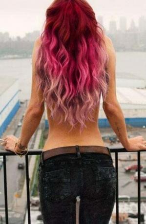Κόκκινα έως ροζ Ombre μαλλιά