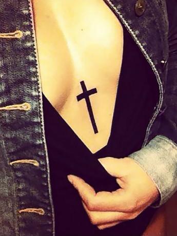 Татуювання хрестом на грудях