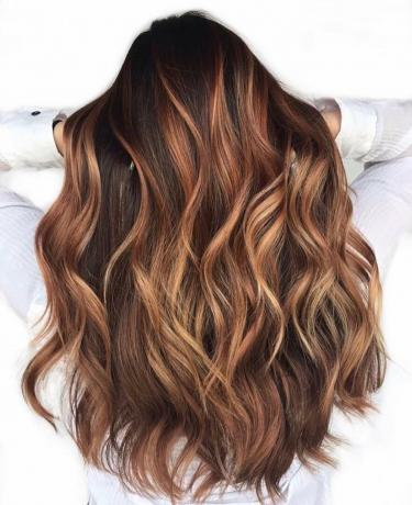 Karamelový nápad na farbu vlasov pre hnedé vlasy