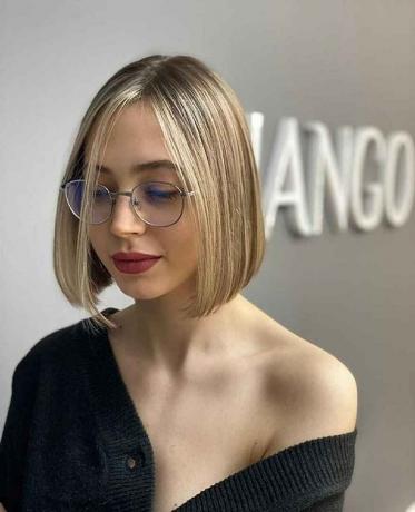 Зачіска блондинка боб для жінок в окулярах