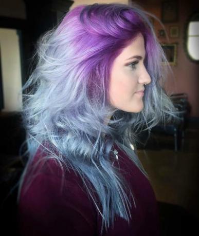 Pasteliniai mėlyni plaukai su levandų šaknimis