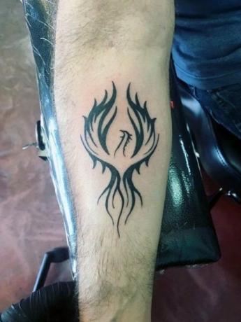 Yksinkertainen minimalistinen Phoenix -tatuointi