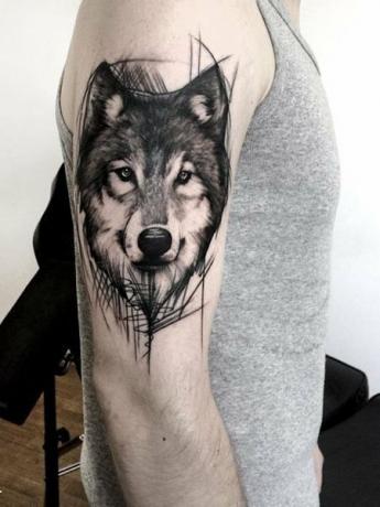 사이드 암 늑대 문신
