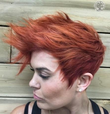 Peinado punk rojo corto entrecortado