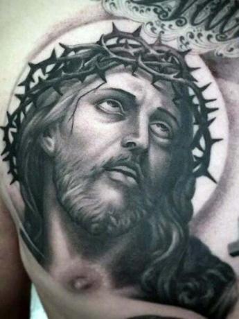 Исусова тетоважа на грудима