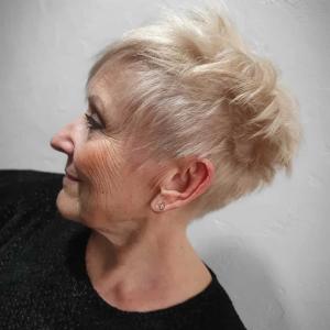 ६० से अधिक उम्र की महिलाओं के लिए २० वॉल्यूमाइज़िंग छोटे बाल कटाने के साथ अच्छे बाल