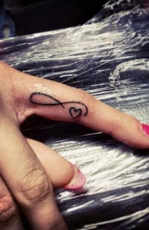 Infinity Finger Tatuering