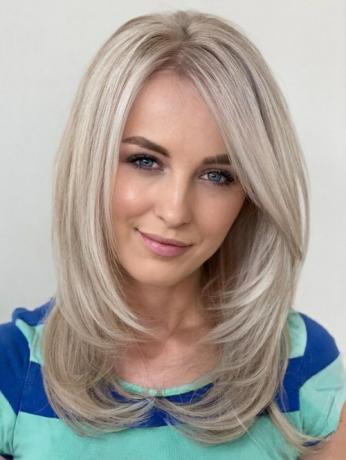 Moderní střih Rachel na světle blond vlasy