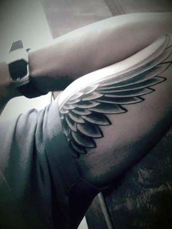 Andělské křídlo tetování na bicepsu