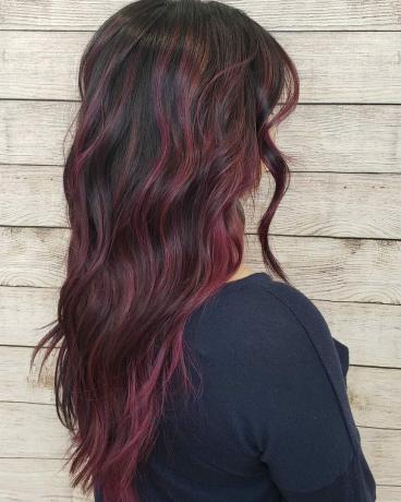 Repere roșu-violet pe părul castaniu