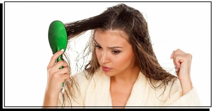 Nainen kampaa takkuisia hiuksia