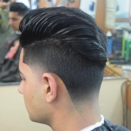 Moška frizura Pompadour s koničastostjo