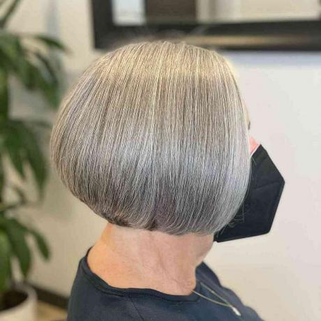 Corte Wedge Bob em cabelos lisos para mulheres com mais de setenta anos