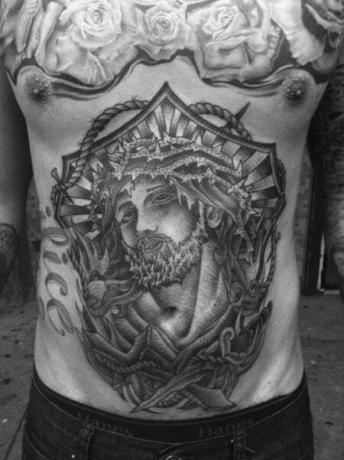 tatuaje de jesus en el estomago 1