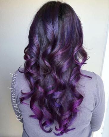 Kiharat mustat, violetit Balayage -hiukset