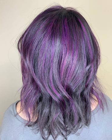 Mustat hiukset ja violetit kohokohdat