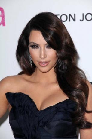 Kim Kardashian hosszú frizurája szilveszterre