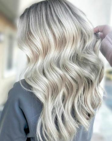 Platīna blondi mati, kas iegūti ar iepriekšēju tonizēšanu un spīdumu