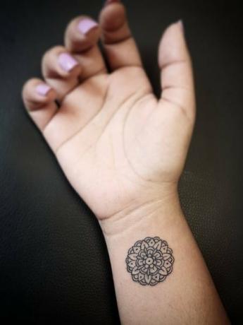 Liten mandala tatovering for kvinner
