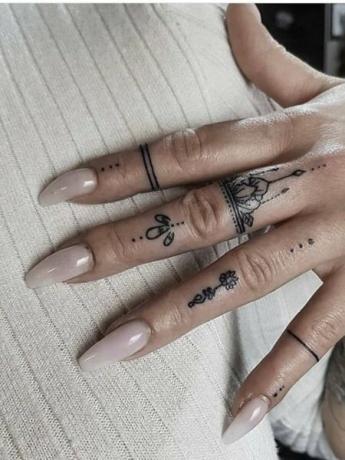 Mandala piršto tatuiruotė