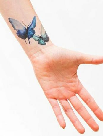 Tetovaža na zapestju z metuljem