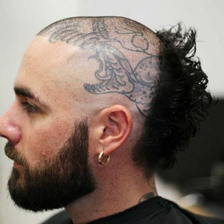 Scullet s tetovaním na hlave