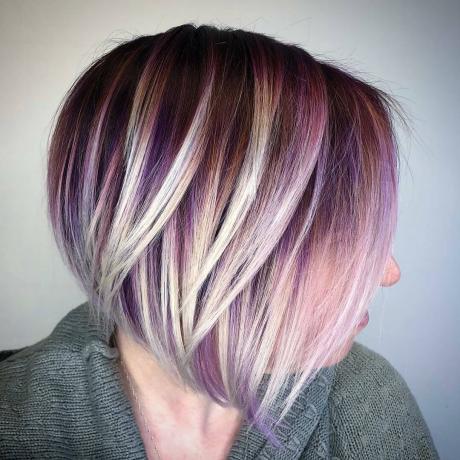 Темно-фиолетовые волосы со светлыми бликами