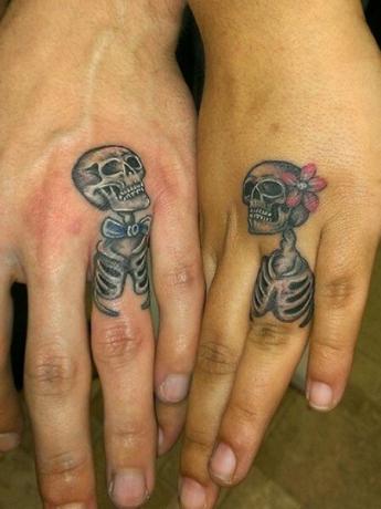 Malé kostrové tetovanie na rukách 