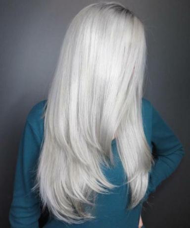 Dlouhé bílé blonďaté vrstvené vlasy