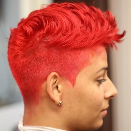 Trumpa ryškiai raudona šukuosena