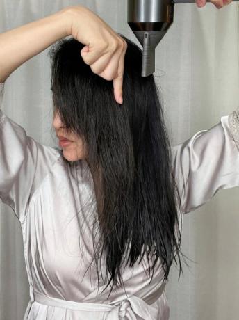 Det rätta sättet att hålla en hårtork för att förhindra statiskt hår