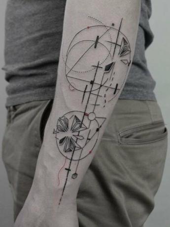 Jednoduché geometrické tetování na paži