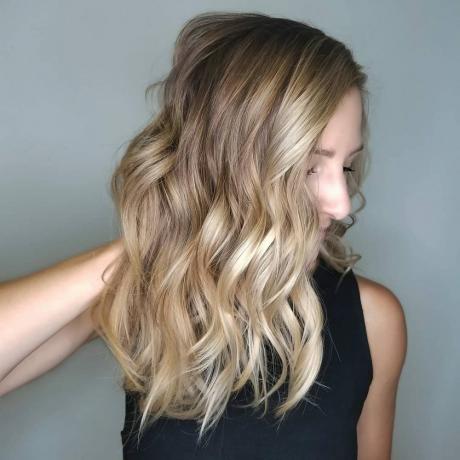 Dirty Blonde Ombre με Beach Waves