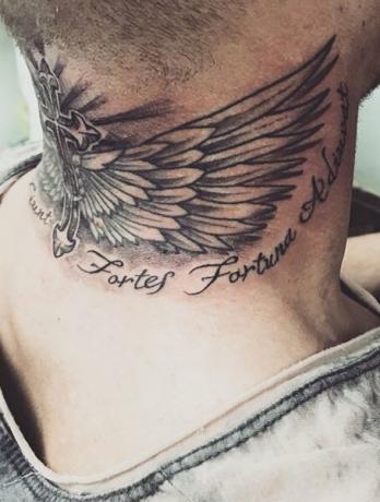 Eņģeļa spārnu kakla tetovējums